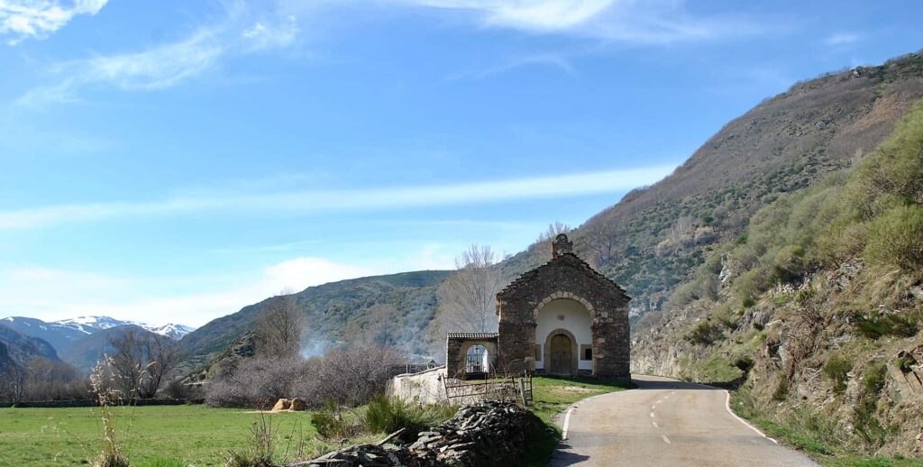carretera que pasa por el pueblo posada de omaña