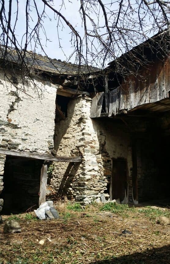 conjunto de edificios en el pueblo de posada de omaña