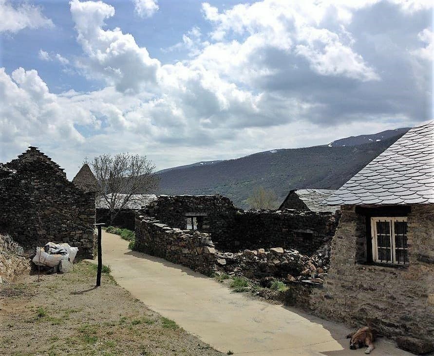 pueblo posada de omaña en el valle gordo