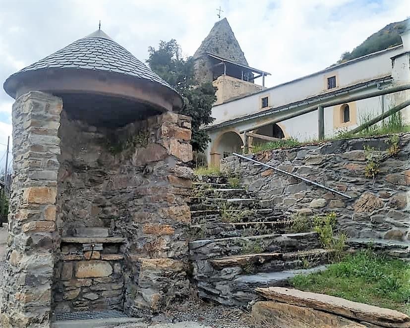edificios de piedra en la comarca posada de omaña