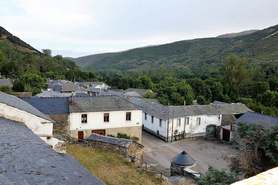 vista de edificios en el pueblo posada de omaña